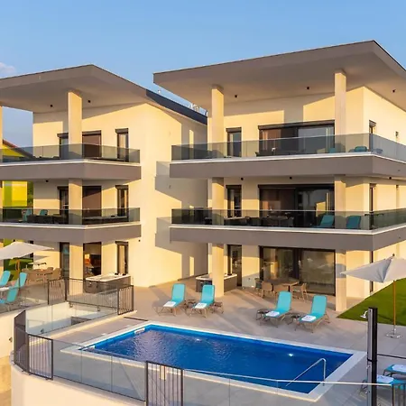 Apartment In With Jacuzzi *