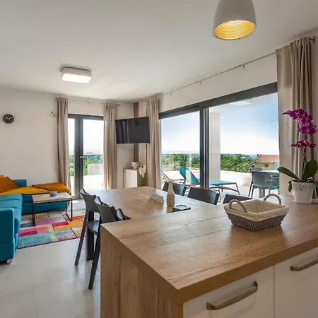 Apartment In With Jacuzzi Malinska