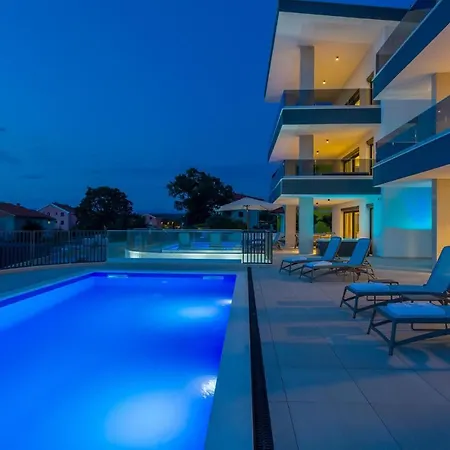 Apartment In With Jacuzzi *